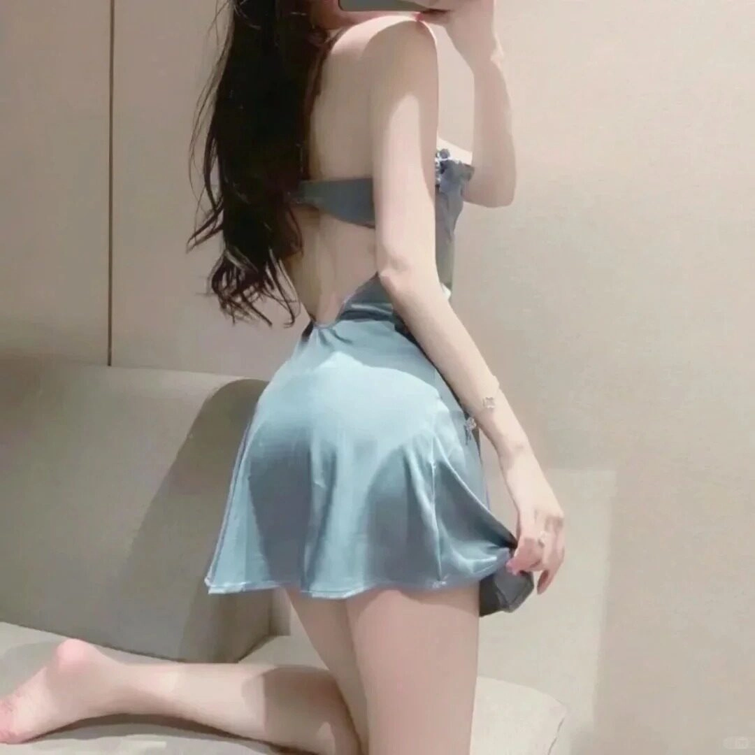 Dáng người yêu kiều, bộ váy ôm sát, tạo nên nét đẹp đầy mê hoặc.