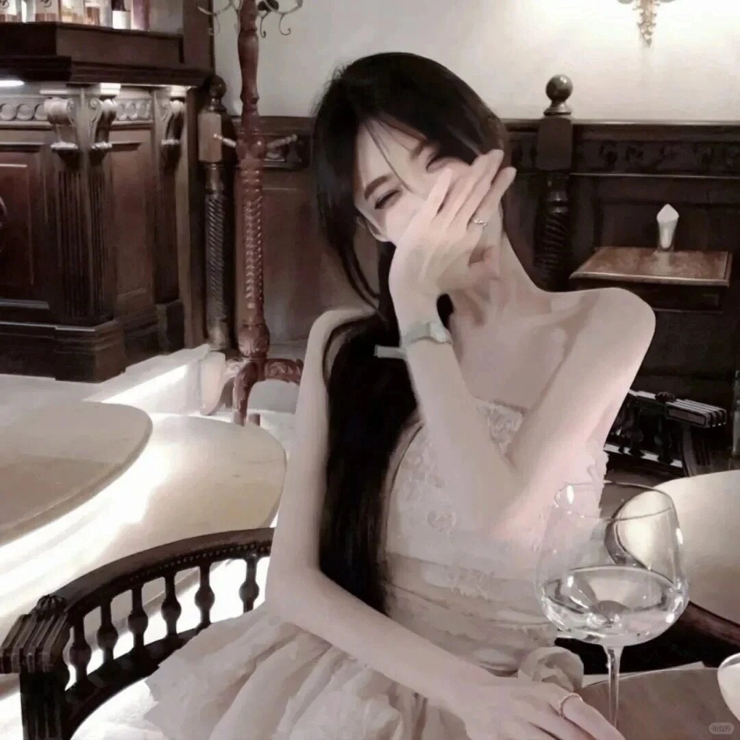 Nụ cười e ấp, ánh mắt trong veo, vẻ đẹp khiến trái tim rung động.