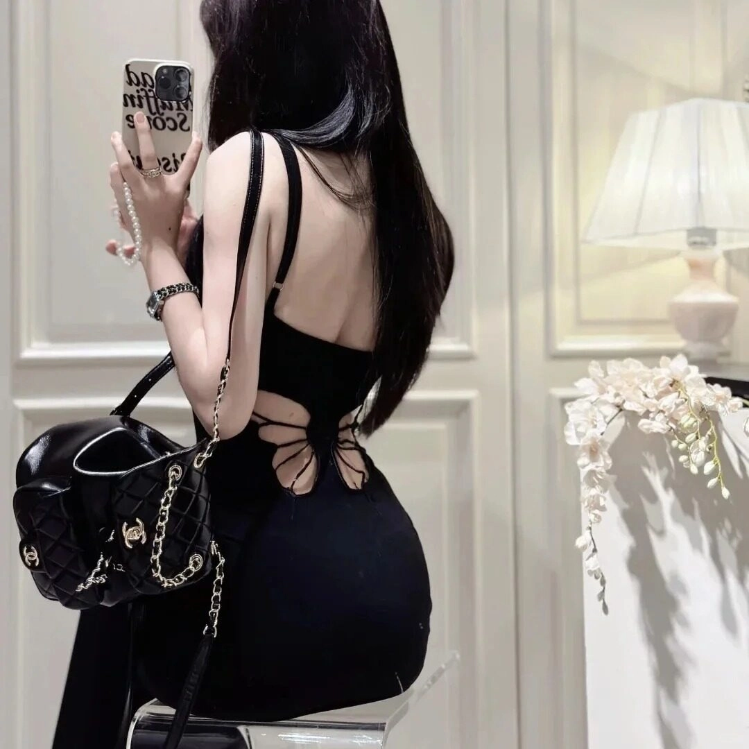 Mái tóc bồng bềnh, đôi mắt cuốn hút tạo nên sức hút đầy mê hoặc.