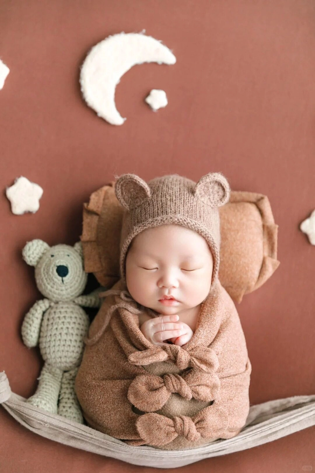 Giấc ngủ an lành trong vòng tay gấu bông, bé như thiên thần nhỏ.