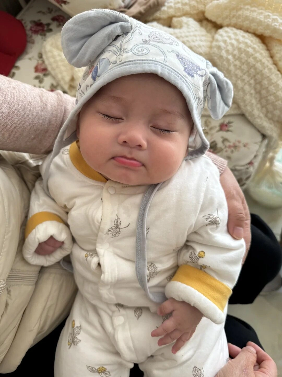 Em bé say giấc ngủ đáng yêu trên tay mẹ – thiên thần là đây chứ đâu!