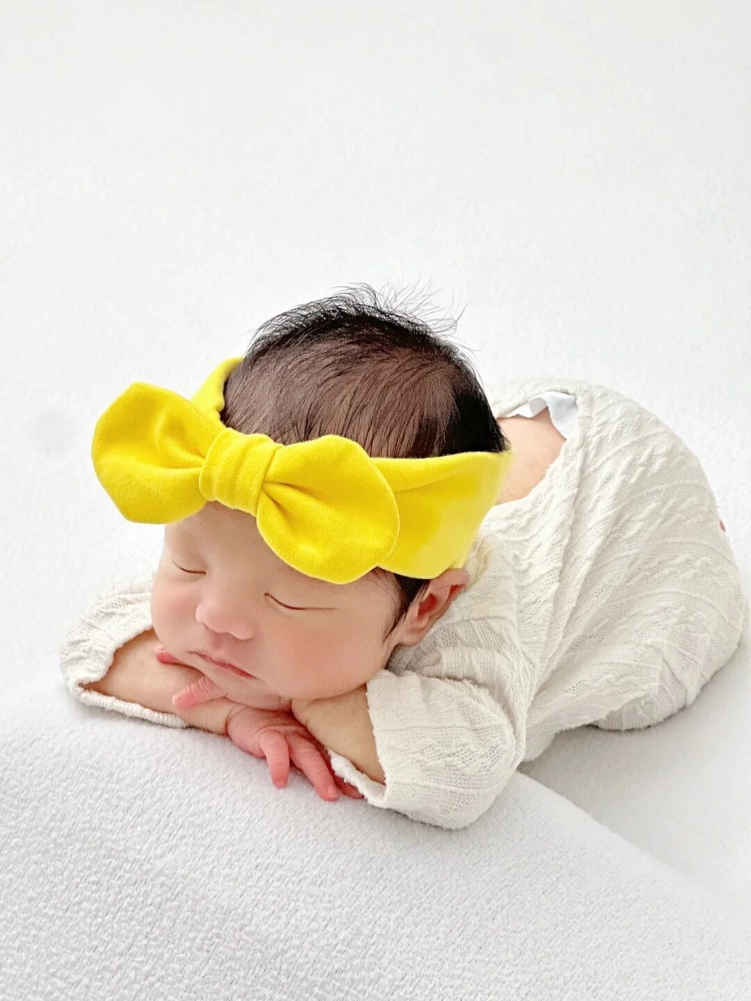 Nàng công chúa bé nhỏ chìm vào giấc mơ với chiếc nơ vàng rực rỡ