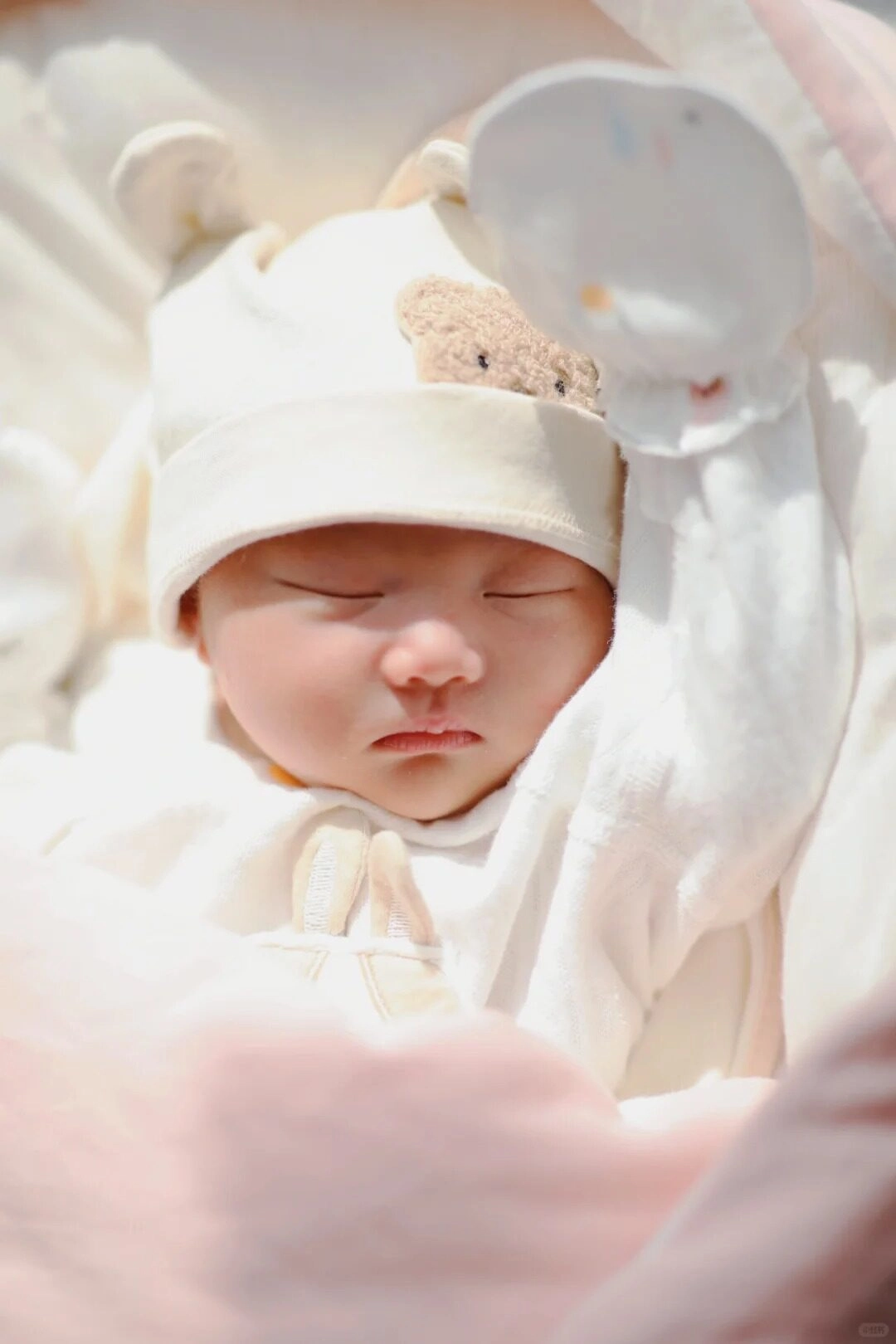 Chiếc mũ len tai gấu làm em bé trông càng đáng yêu và ấm áp hơn.