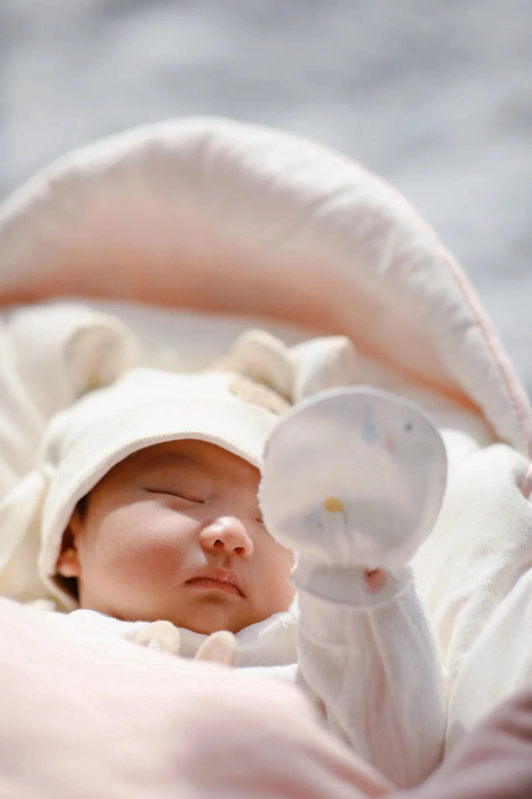 Chiếc mũ len nhỏ xinh cùng bộ đồ len tạo nên hình ảnh đáng yêu vô cùng.