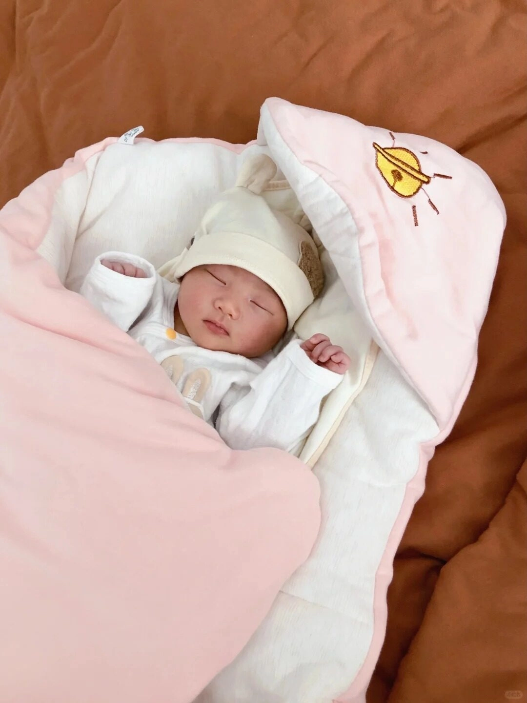 Bé thiên thần bé nhỏ, say giấc trong chăn ấm, trông thật bình yên.