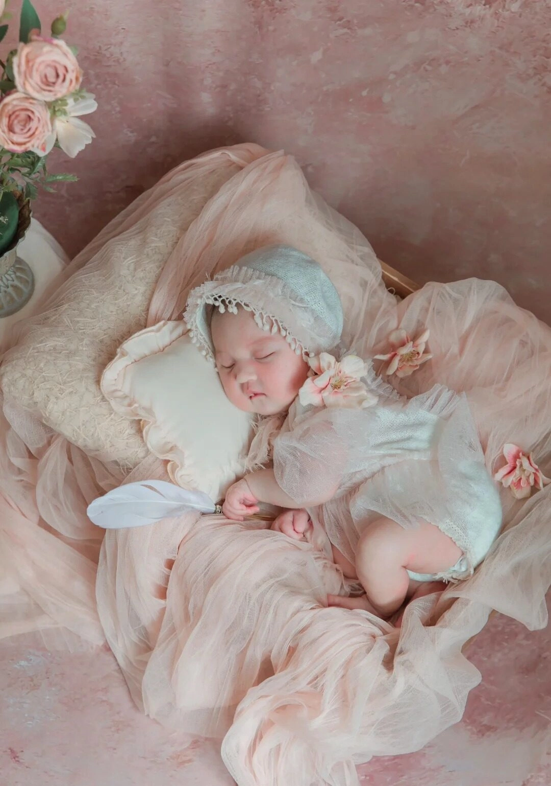 Bé con xinh như một búp bê nhỏ đáng yêu!