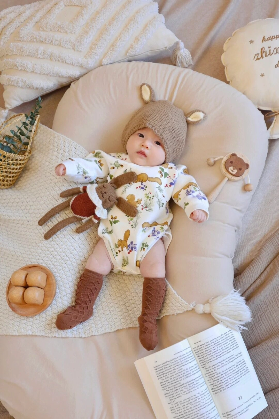 Con mang đôi tất nâu ấm áp đang chăm chú nhìn camera.