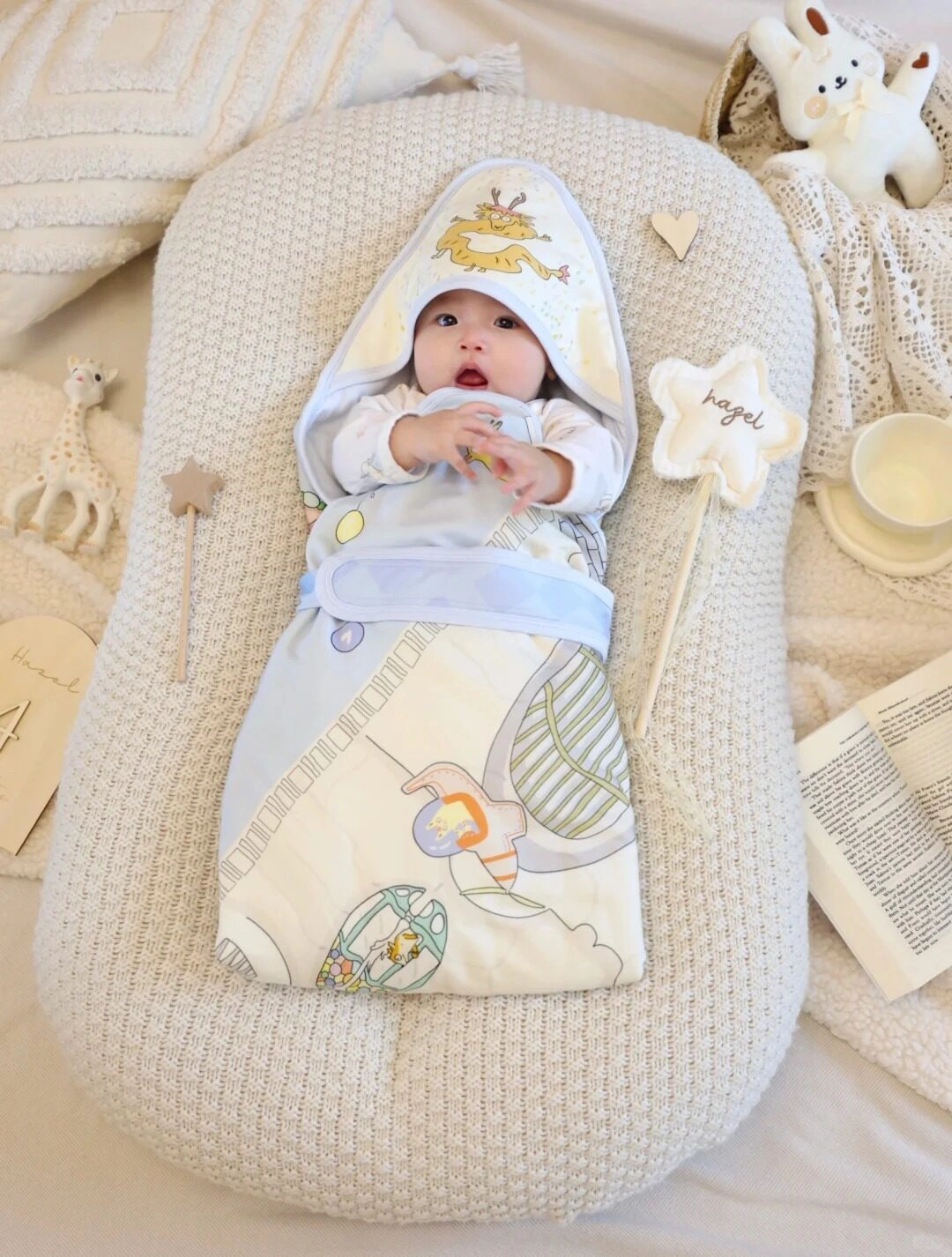 Chăn bông mềm mại bao bọc bé cưng trông thật ấm áp.