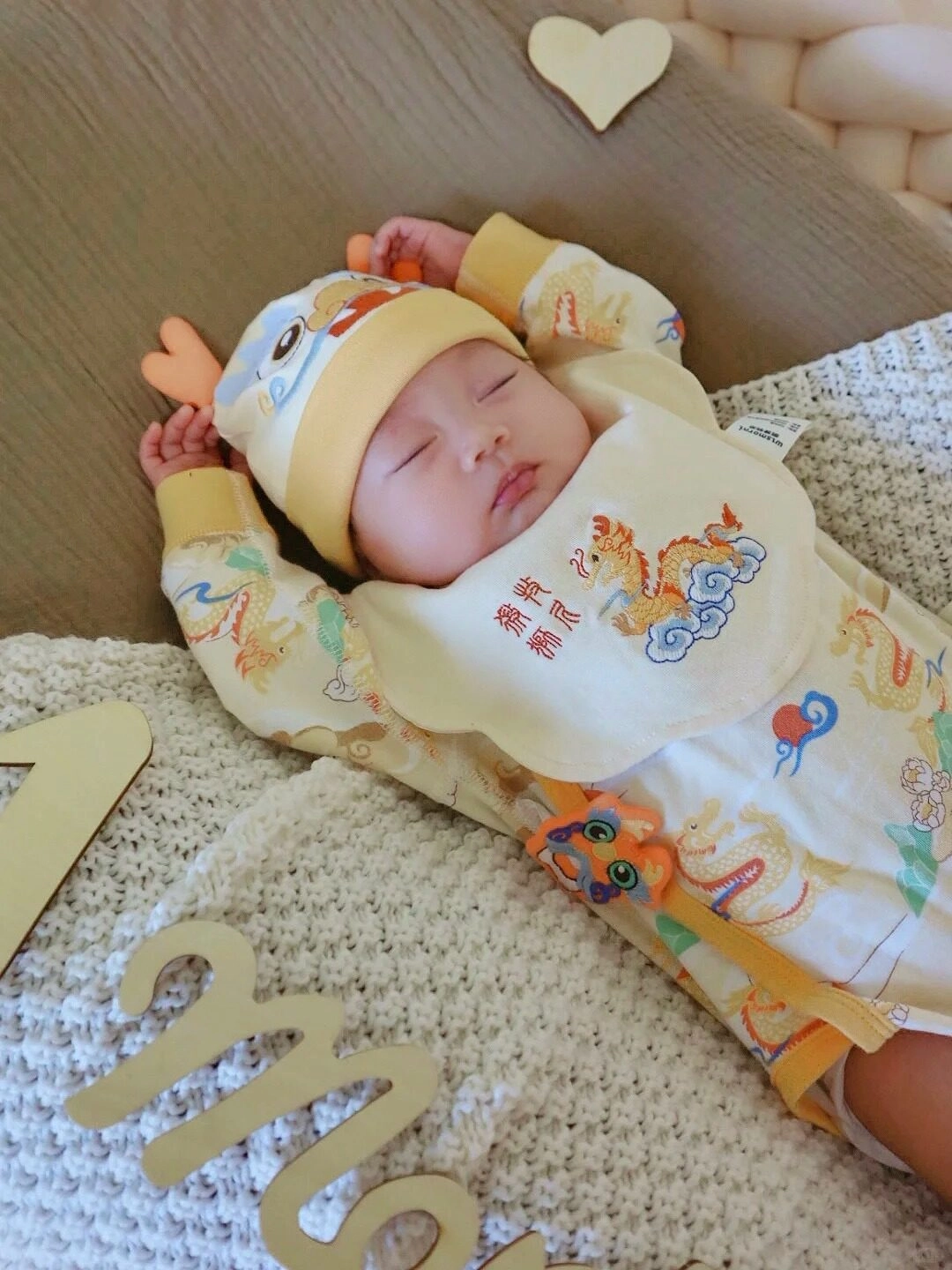 Em bé tròn 1 tháng tuổi ngủ đáng yêu trong tư thế vươn 2 tay.