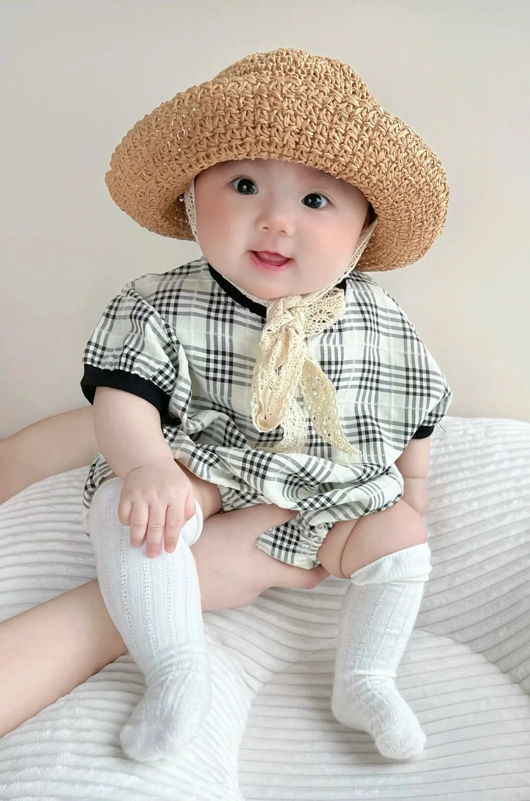 Mũ rộng vành màu nâu, đôi mắt to tròn nhìn mọi thứ đầy ngạc nhiên.