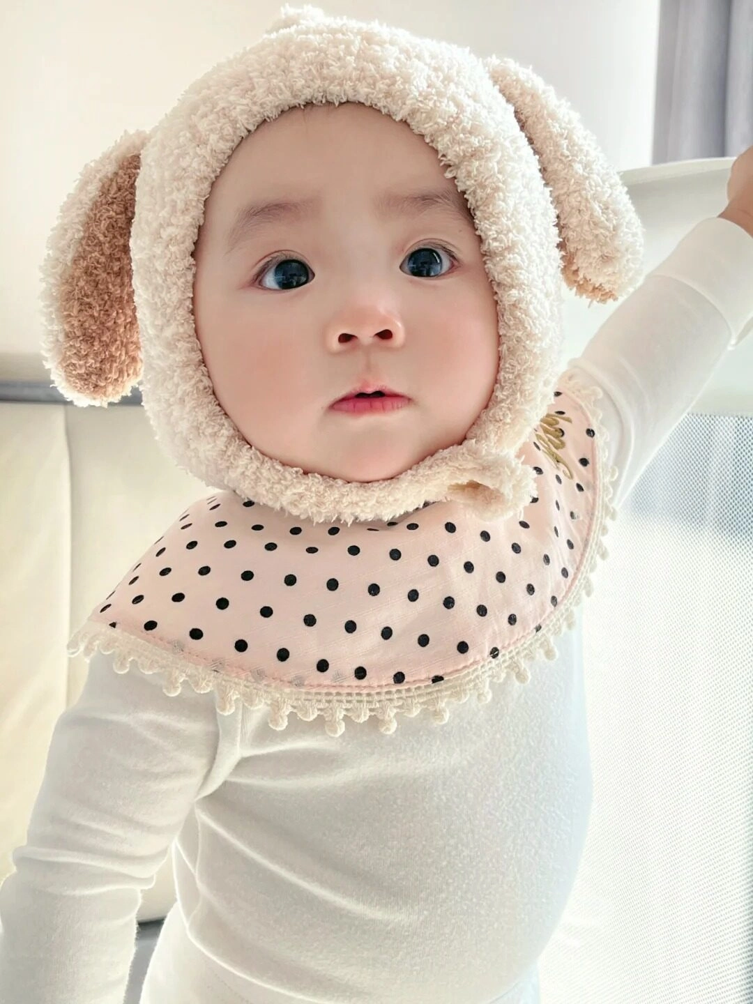 Mũ len tai thỏ siêu cưng, bé tròn trĩnh như một viên kẹo bông.