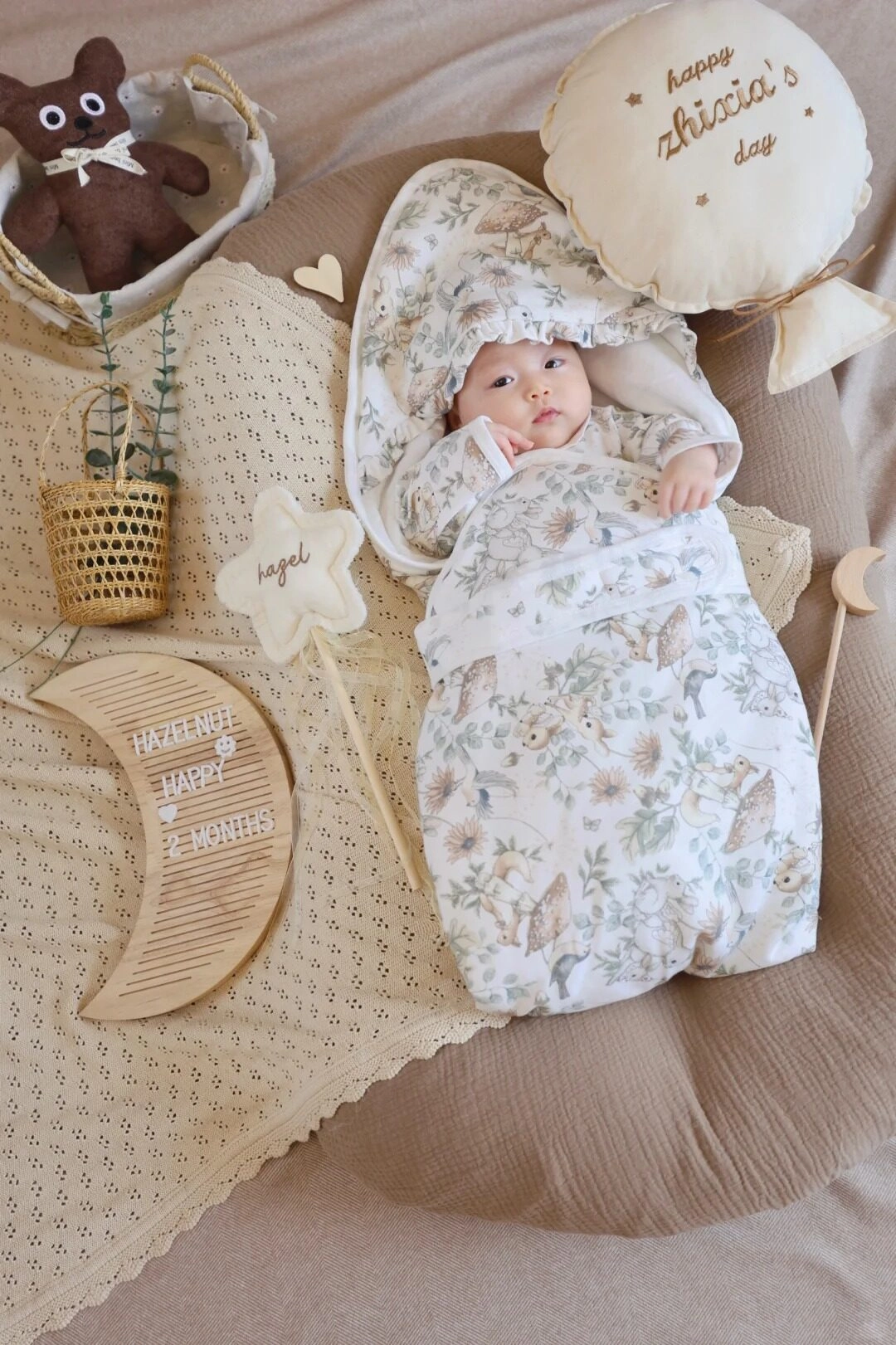 Bé yêu ngủ ngon trong túi chăn mềm mại, trông như thiên thần nhỏ.