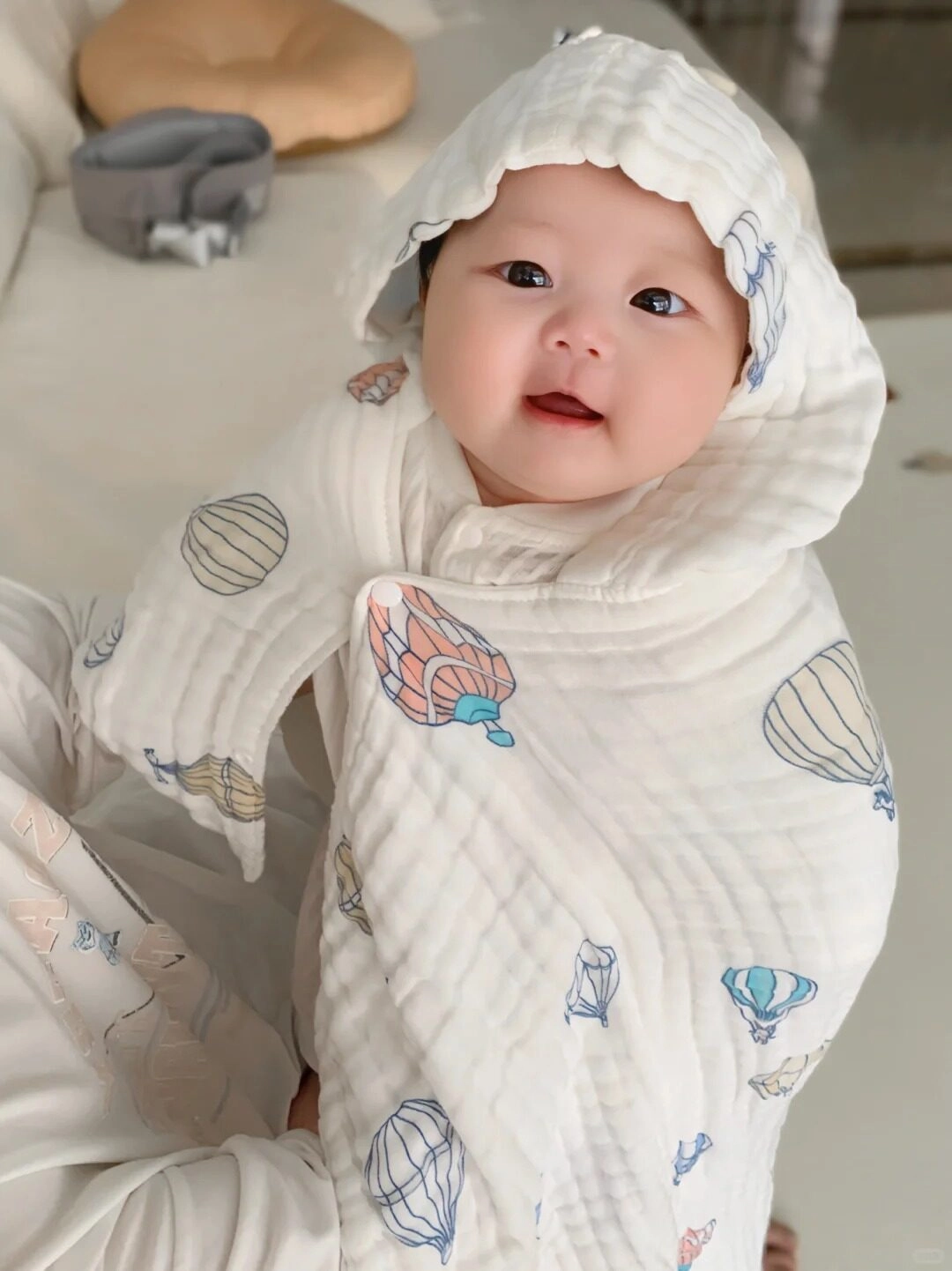 Đôi mắt tròn xoe, nụ cười rạng rỡ trong lớp chăn bông ấm áp.