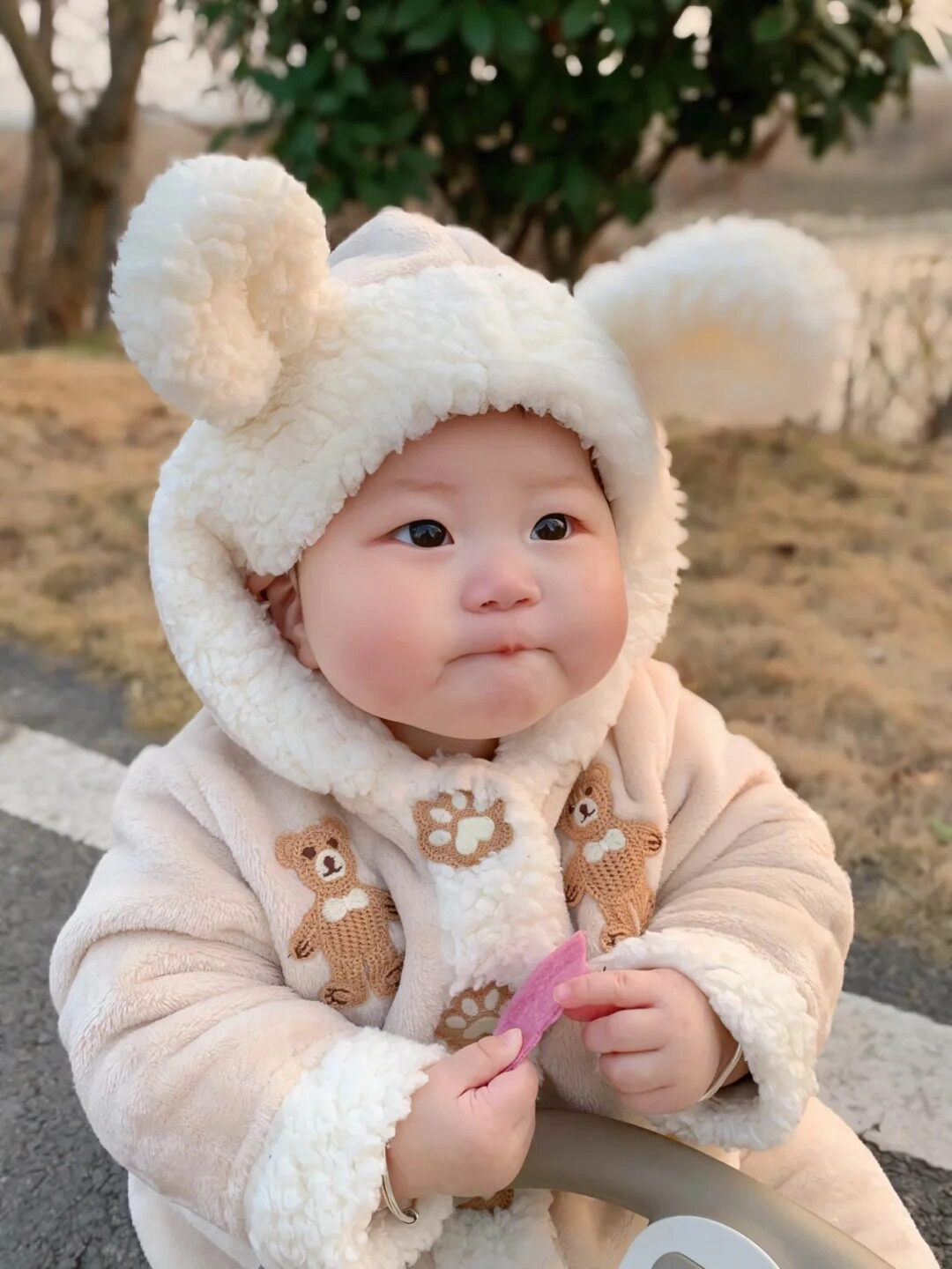 Bộ áo khoác tai gấu ấm áp, đôi má phúng phính đáng yêu hết nấc!