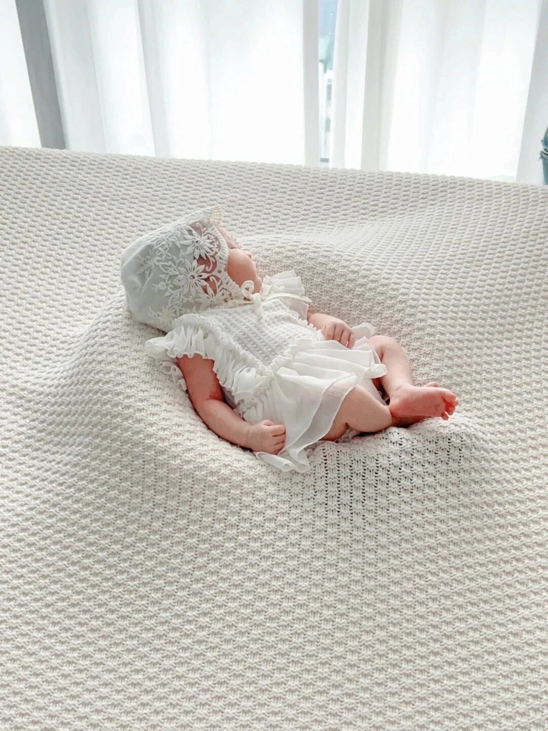 Dịu dàng như nàng công chúa nhỏ, giấc ngủ yên bình trong váy ren trắng.