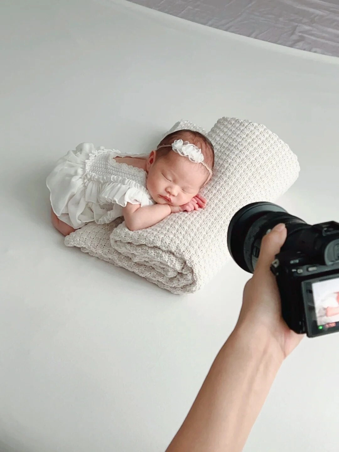 Thiên thần nhỏ được ghi lại khoảnh khắc đáng yêu nhất với váy xinh xắn.