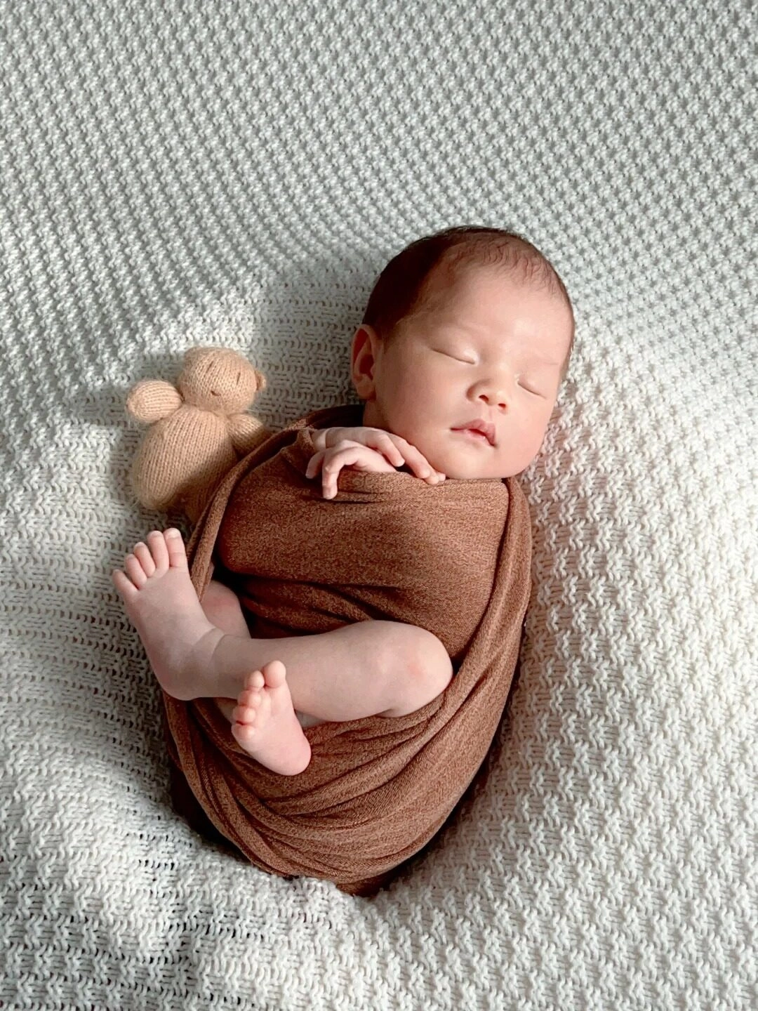 Bé cuộn tròn trong chăn nâu: Ngủ ngoan trong vòng tay mềm mại