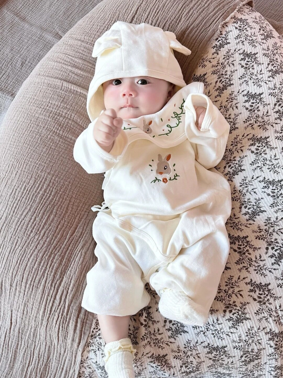 Chiếc áo hoodie tai thỏ cực dễ thương, bé như một chú thỏ con tinh nghịch!