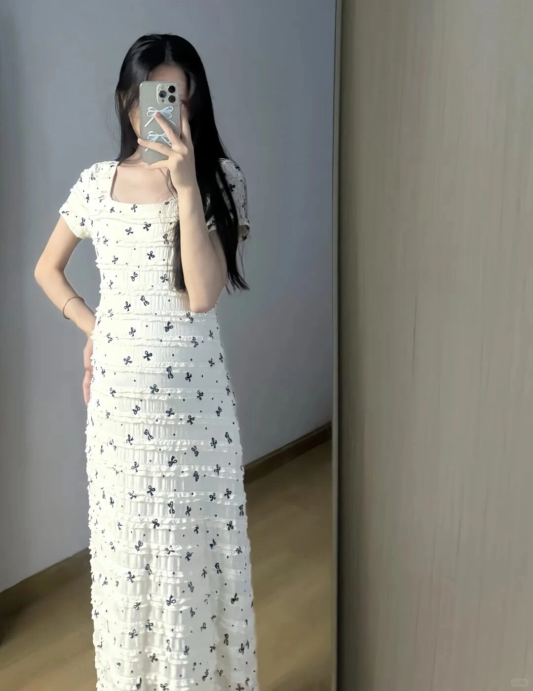 Chiếc váy trắng nhẹ nhàng ôm trọn đường cong, cô ấy tự tin trước gương.