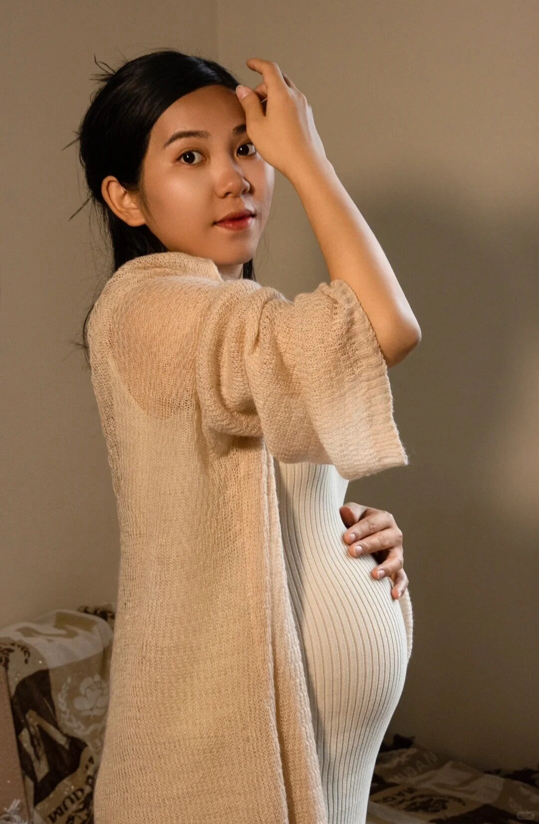 Nụ cười nhẹ nhàng, ánh mắt tràn đầy yêu thương dành cho thiên thần nhỏ.