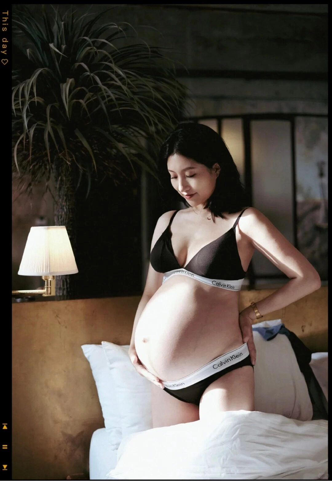 Bralette đen và quần lót đồng bộ, khoe trọn đường cong mẹ bầu đầy cuốn hút.