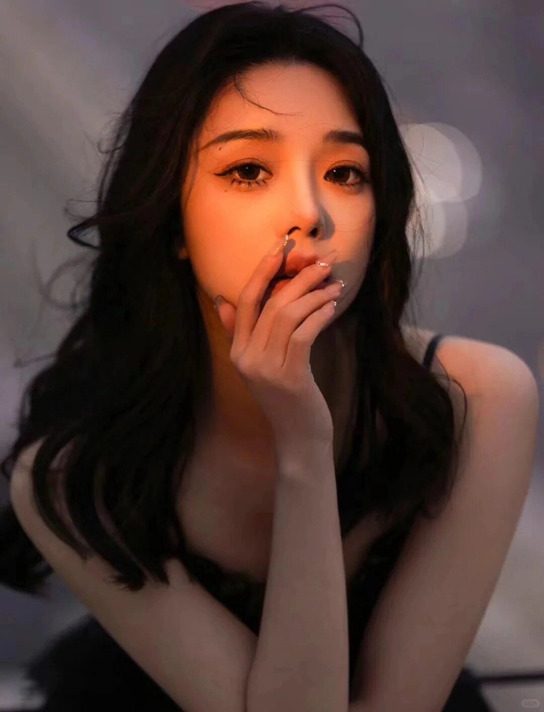 Trong ánh chiều tà, cô gái ngồi co ro trên ghế với tâm trạng trống rỗng.