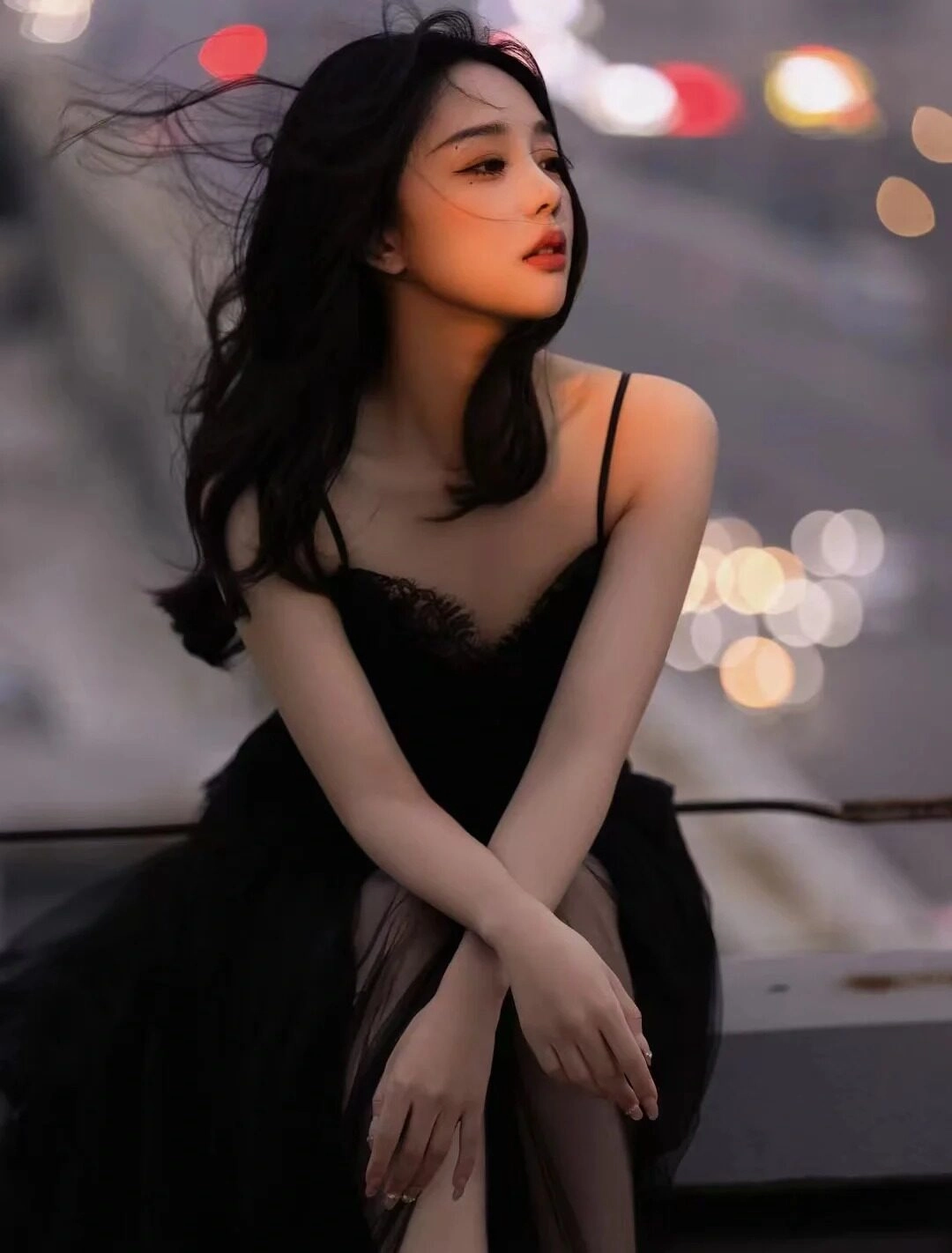 Cô gái với mái tóc buông rối, ánh mắt xa xăm nhìn về nơi vô định.