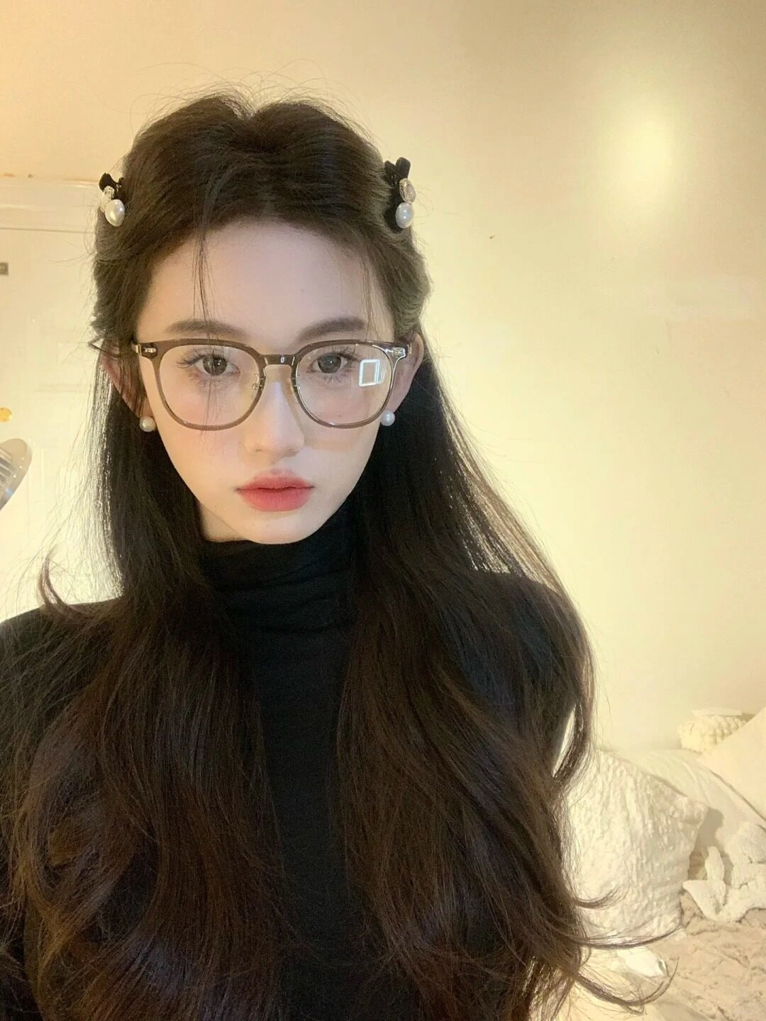 Cô gái mạnh mẽ vượt qua nỗi buồn với cặp kính to làm điểm nhấn.