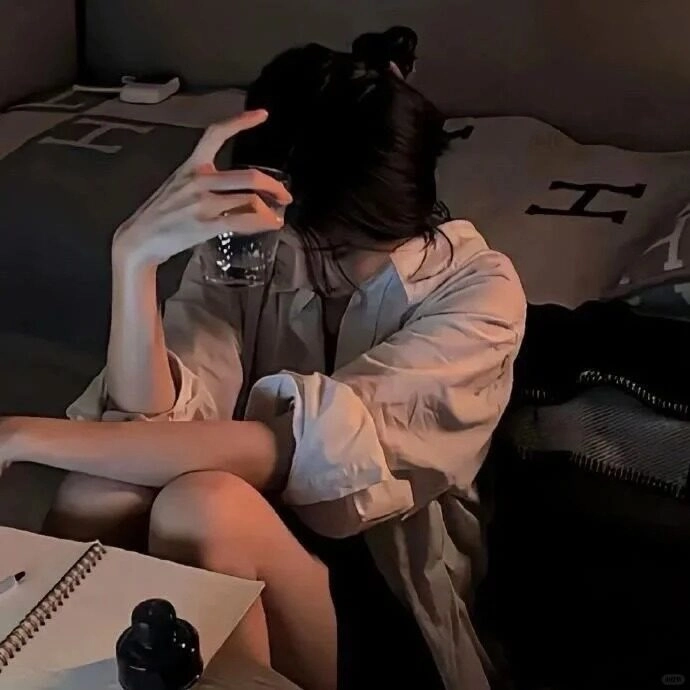 Lạc lõng giữa chính những cảm xúc của mình bên li rượu.