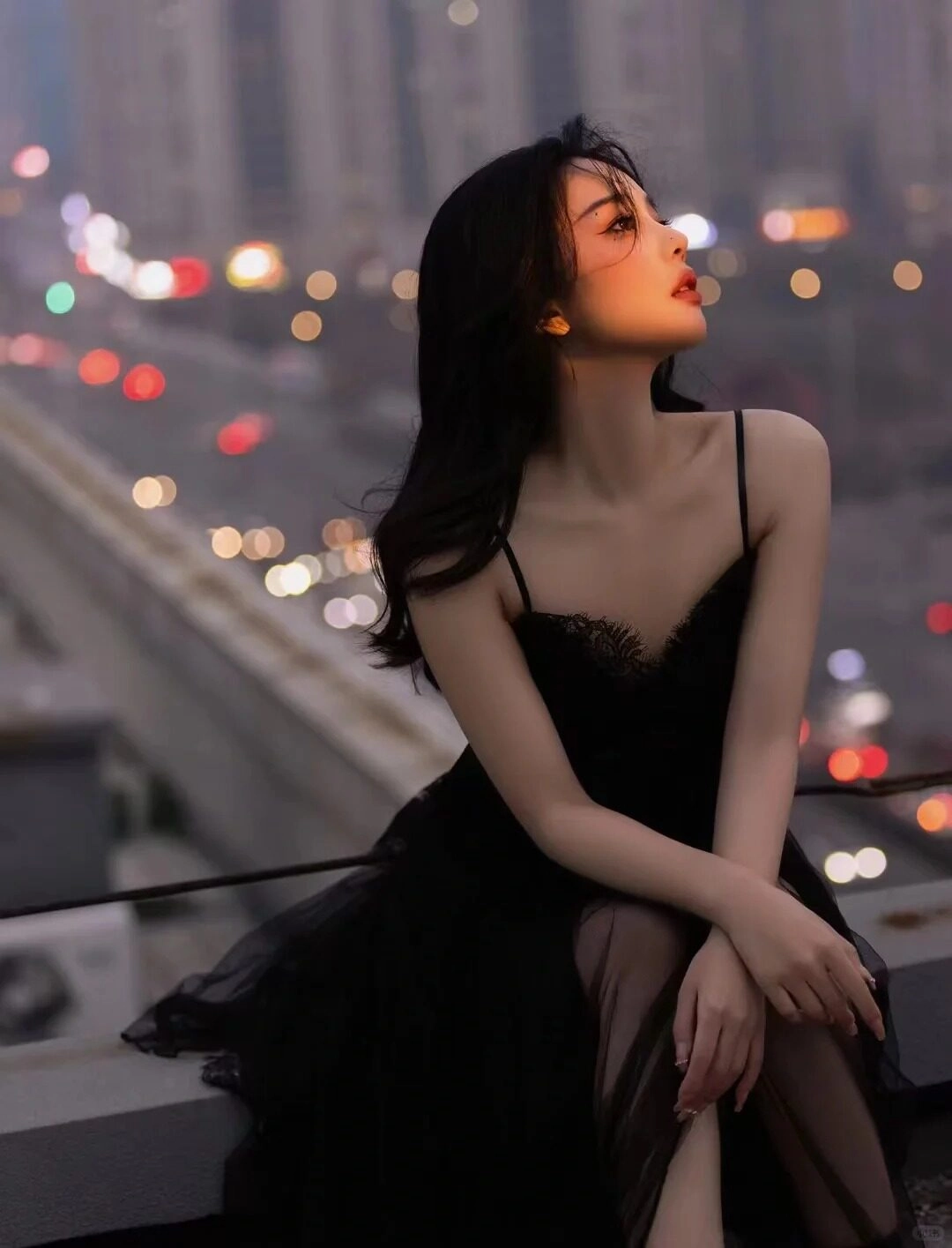 Với chiếc váy ren màu đen, cô gái thẫn thờ nhìn xa xăm đượm buồn