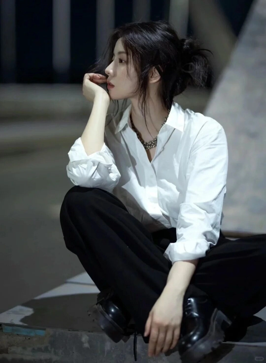 Đôi mắt trầm lặng, cô gái trong chiếc áo sơ mi trắng ôm lấy nỗi cô đơn.