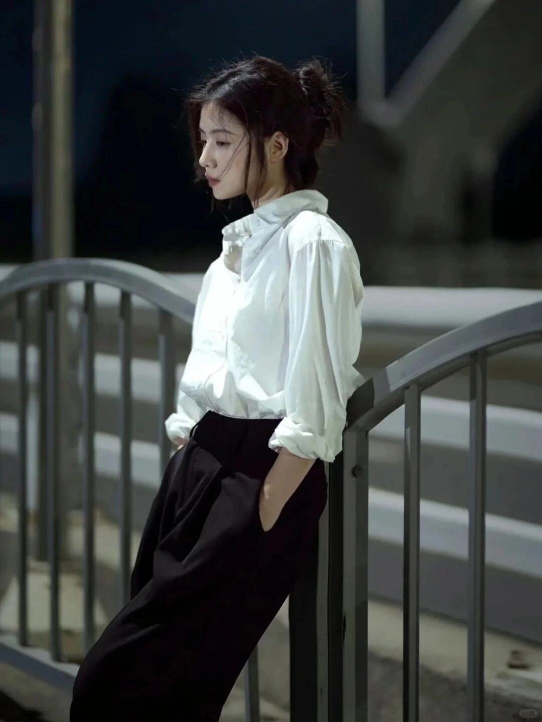 Trang phục công sở sau giờ tan làm của một cô gái buồn thất tình.