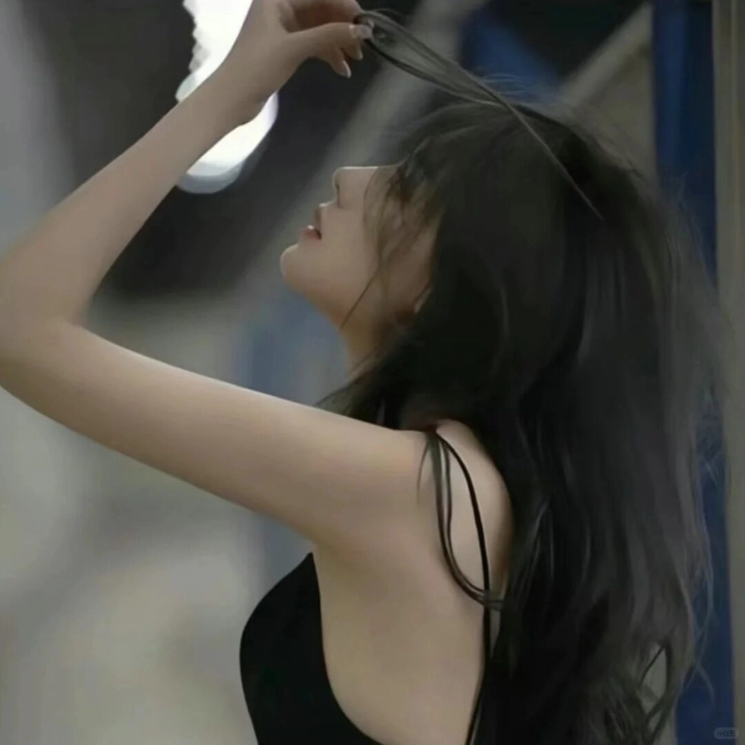 Cô gái buồn tóc xõa dường như đã chán nản mọi thứ.