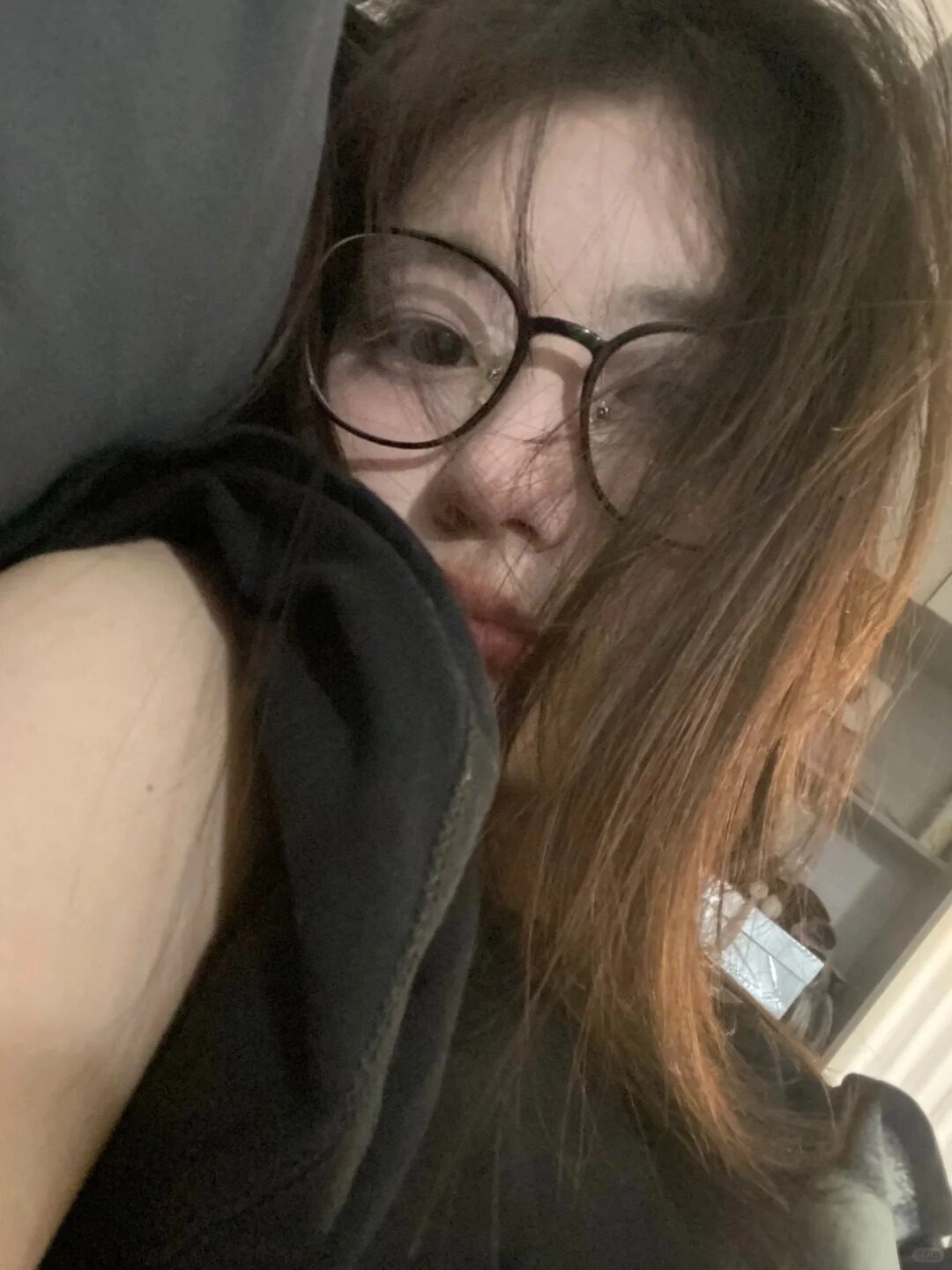 Mái tóc vàng nhạt rối bời đã nói lên tâm trạng của cô gái.