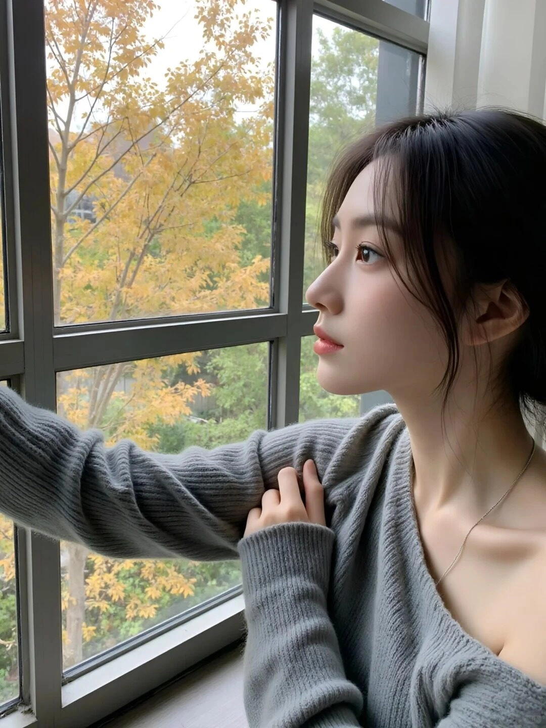 Khuôn mặt xinh đẹp không thể dấu nỗi sự buồn bã của em bên ô cửa sổ.