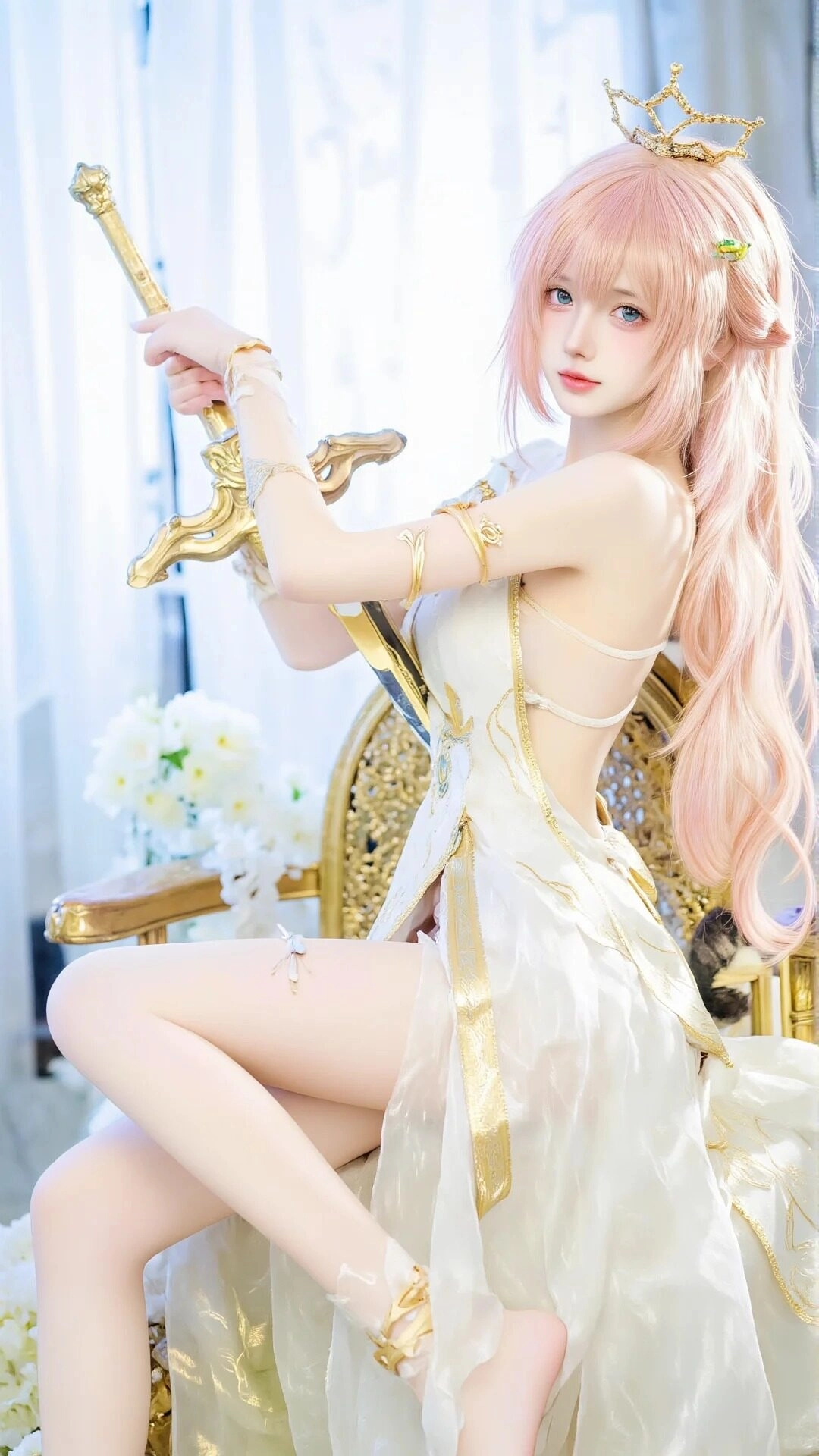 Bộ cosplay lộng lẫy với váy trắng hoàng gia và vương miện đầy uy quyền.