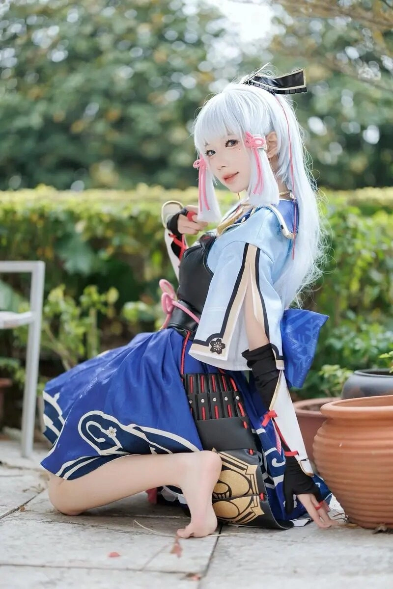 Sự hòa quyện giữa phong cách ngọt ngào và bí ẩn trong bộ cosplay độc đáo.