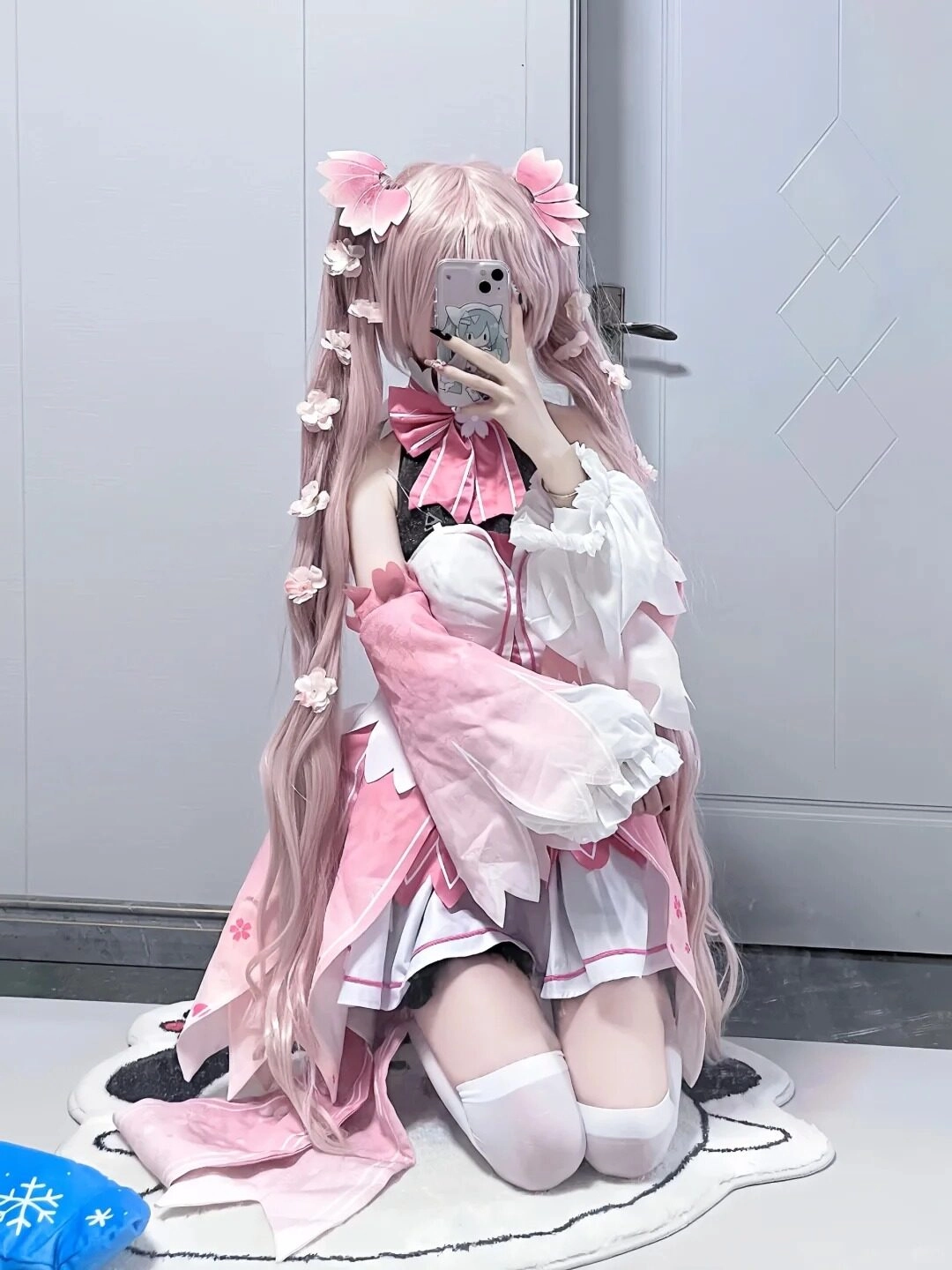 Mái tóc hồng quyến rũ cùng chiếc đầm fantasy đầy mê hoặc và thần thái.