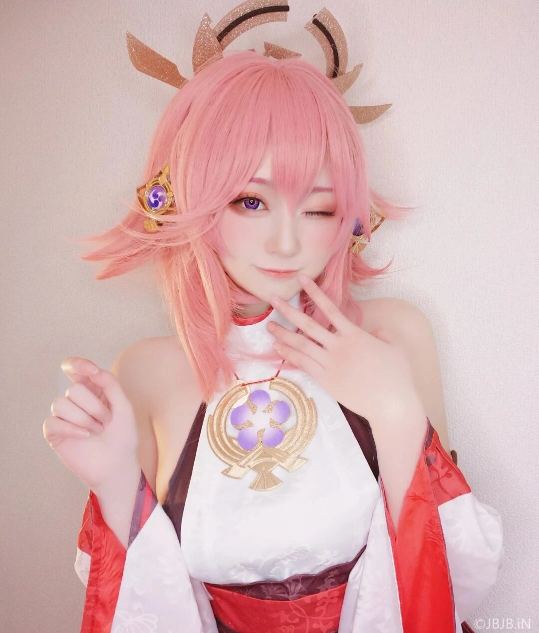 Cosplay ngọt ngào như kẹo với mái tóc hồng rực rỡ và phụ kiện đáng yêu.