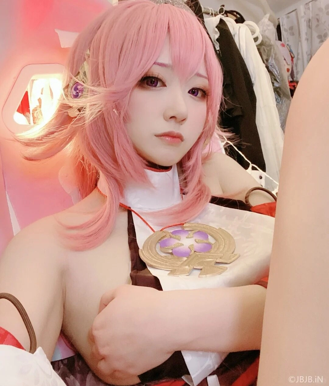 Trang phục Sakura mềm mại, chi tiết hoa anh đào nổi bật trên nền váy trắng.