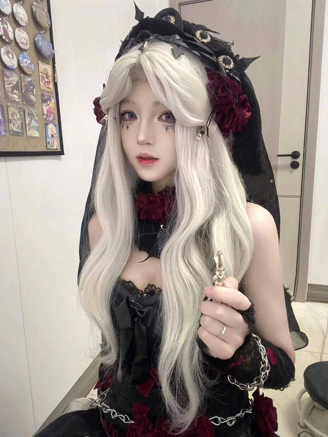 Cosplay với mái tóc bạch kim nổi bật, cô gái thu hút mọi ánh nhìn.