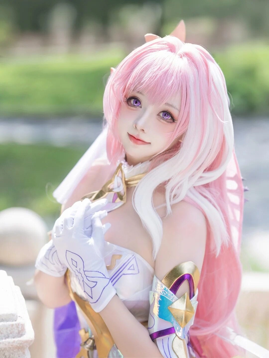 Cosplay tiên nữ rực rỡ với đôi mắt xanh long lanh và nụ cười quyến rũ.