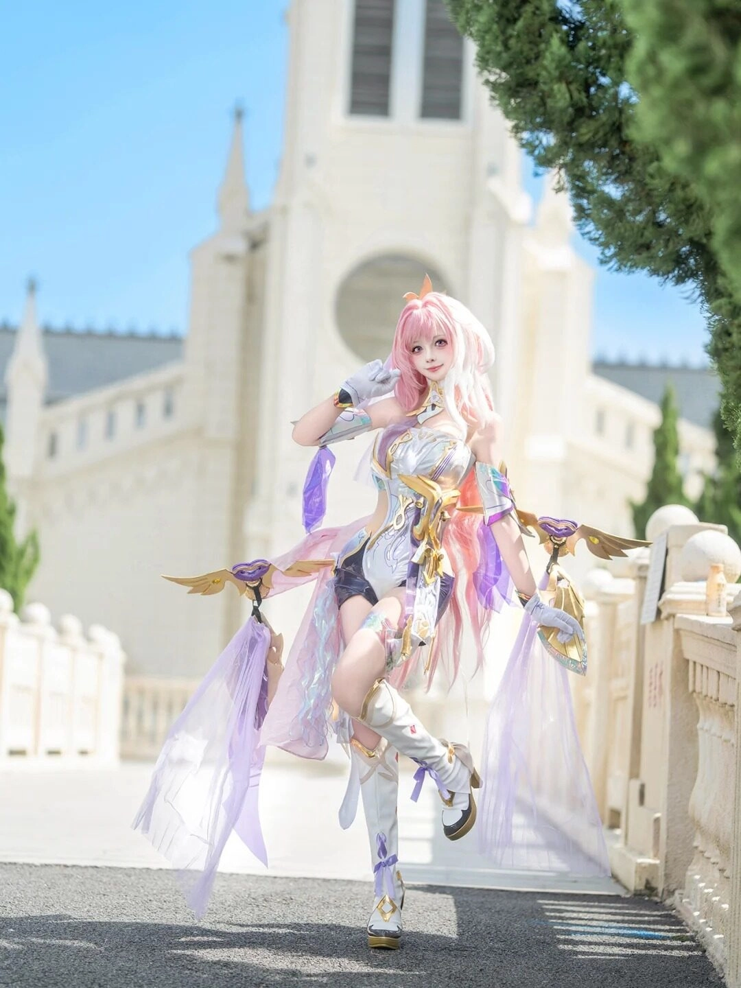 Vẻ đẹp ma mị với ánh mắt sắc sảo, mái tóc hồng và trang phục sang trọng.