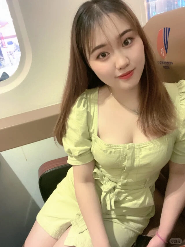 Mái tóc xõa nhẹ, áo xanh nhạt thanh lịch, ánh mắt dịu dàng đầy cuốn hút.