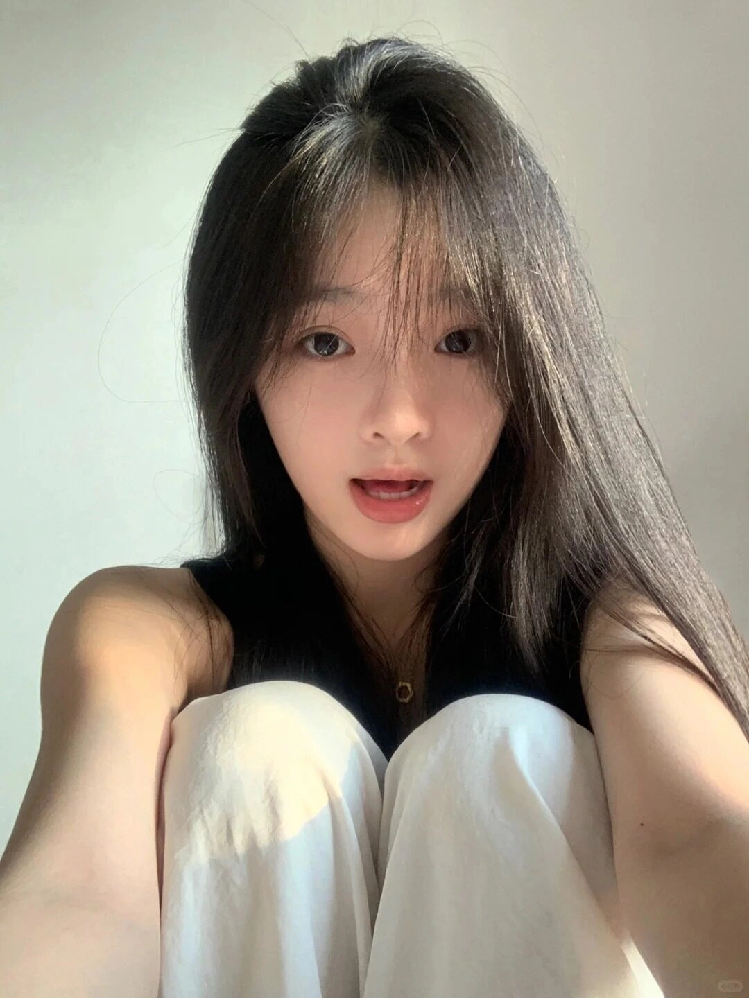 Biểu cảm ngạc nhiên đáng yêu, ánh sáng tự nhiên tôn lên nét trong trẻo và nhẹ nhàng.