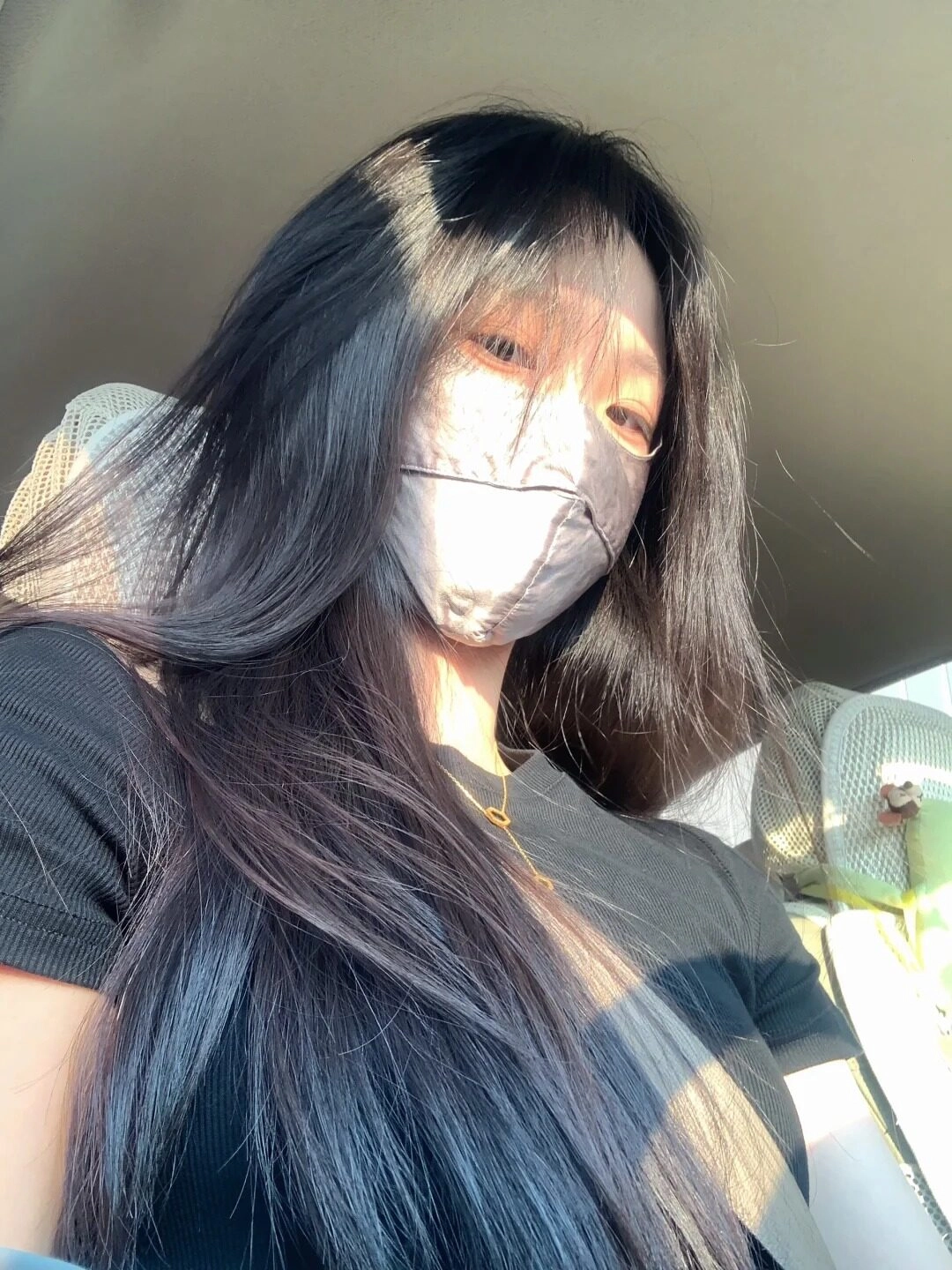 Ánh nắng xuyên qua ô cửa, mái tóc đen dài óng ả cùng ánh mắt ấm áp.