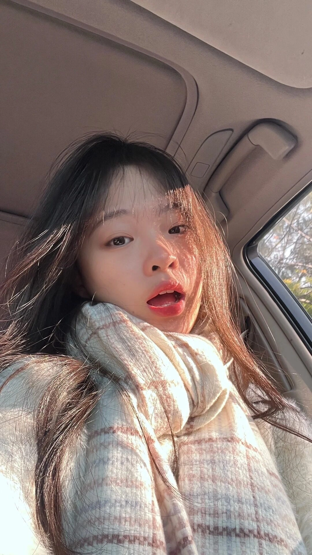 Khăn len ấm áp, đôi mắt lấp lánh, ánh nắng chiều vàng tô điểm nét xinh.