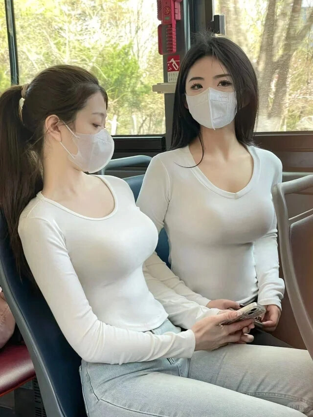 Sức hút không thể chối từ với outfit khoe trọn đường nét quyến rũ của 2 cô gái trên xe bus.