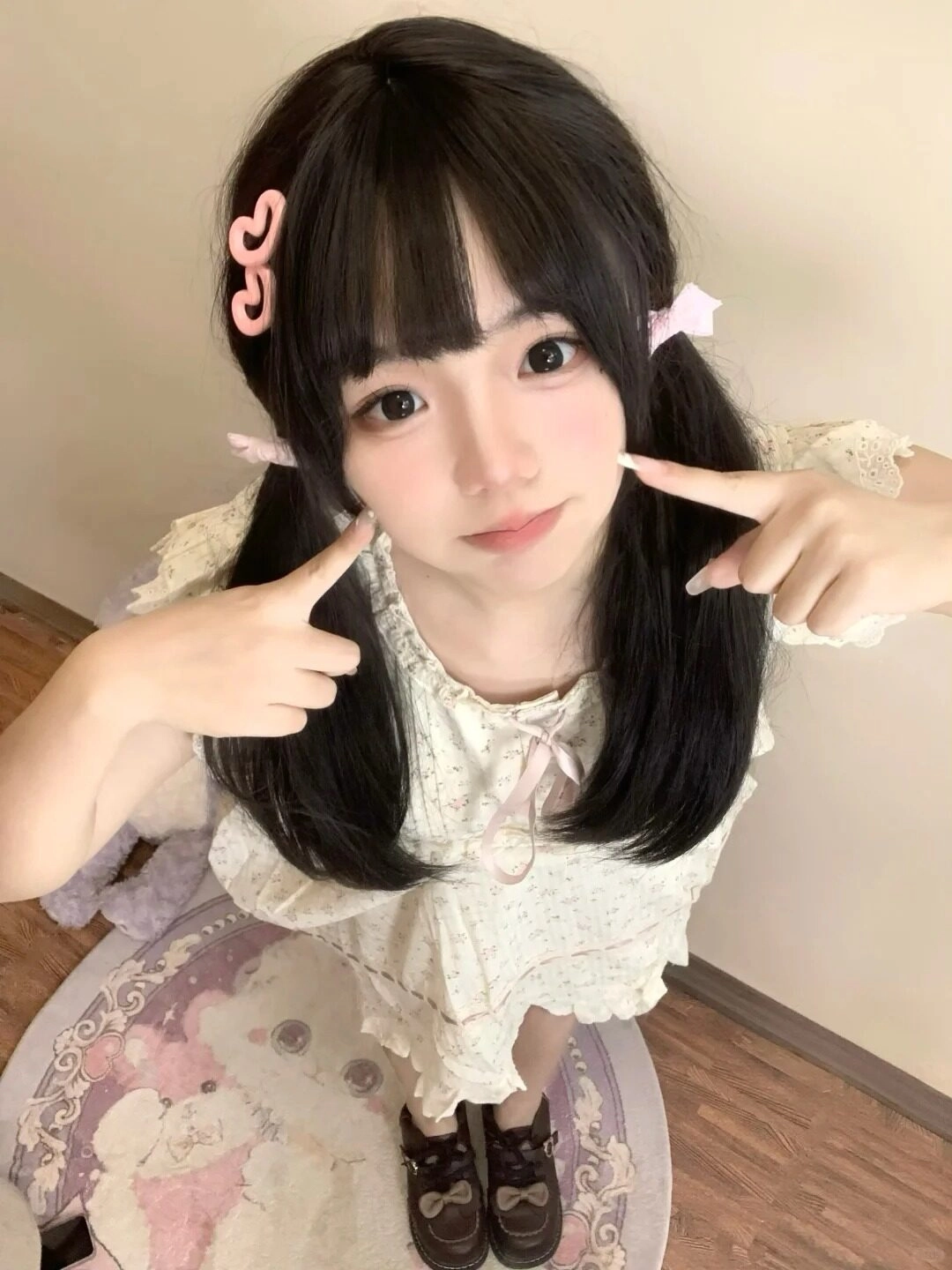 Tóc buộc hai bên với kẹp trái tim, trang phục phong cách Lolita đáng yêu.