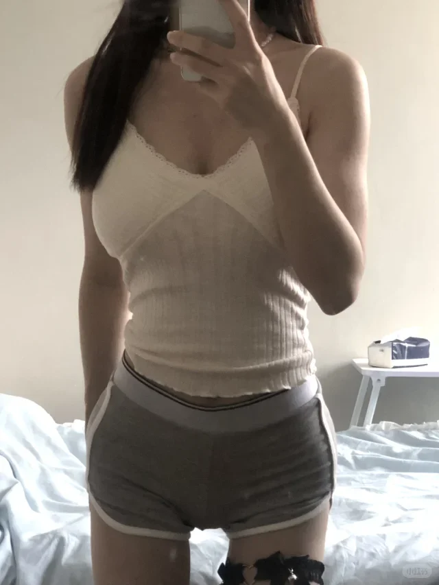 Trang phục ôm sát, vóc dáng chuẩn, tự tin toát lên sức hút khó phai.